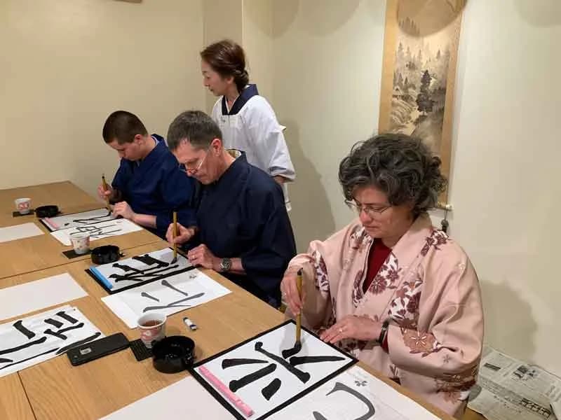 Ilustrasi Aktifitas Japanese Calligraphy di Kitsuki
