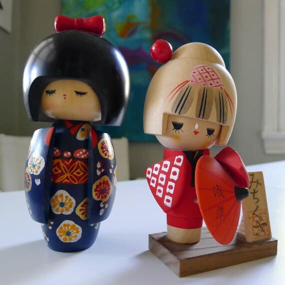 Ilustrasi Aktifitas Kokeshi Doll Painting di Kitsuki